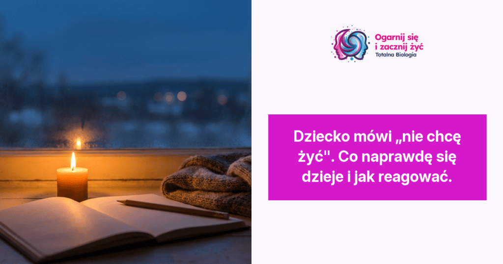 Dziecko mówi „nie chcę żyć". Co naprawdę się dzieje i jak reagować. 6 - - Totalna Biologia, Karma Rodowa Światło świecy na stole obok otwartego notesu i ręcznika, symbolizujące spokój i refleksję w kontekście Totalnej Biologii.