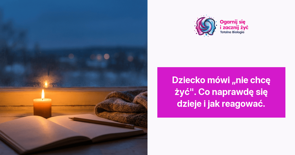 Strona główna 14 - - Totalna Biologia, Karma Rodowa Światło świecy na stole obok otwartego notesu i ręcznika, symbolizujące spokój i refleksję w kontekście Totalnej Biologii.