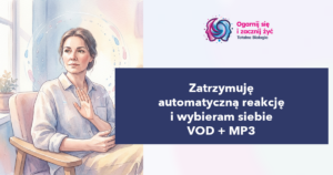 Kobieta medytująca, siedząca w spokojnym otoczeniu, praktykująca techniki Totalnej Biologii, z tekstem "Zatrzymuję automatyczną reakcję i wybieram siebie VOD + MP3" na tle.