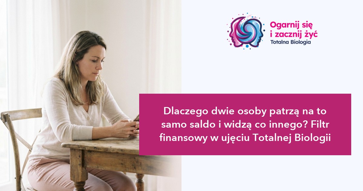 Strona główna 15 - - Totalna Biologia, Karma Rodowa Totalna. Kobieta patrzy na saldo na tablecie, symbolizując różne postrzeganie finansów w Totalnej Biologii.